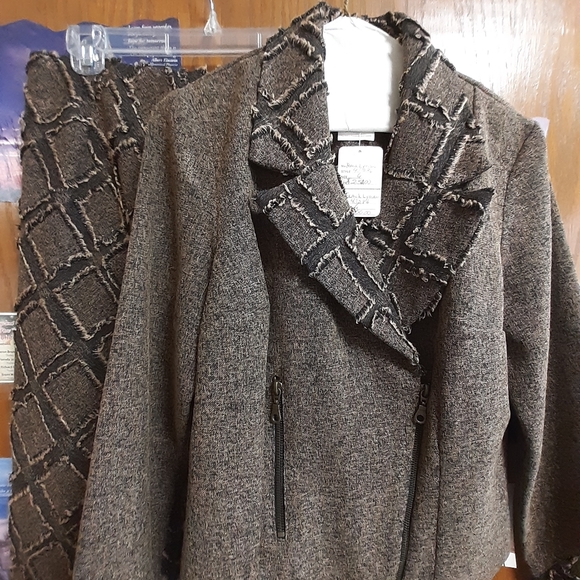 Suit - Picture 2 of 5